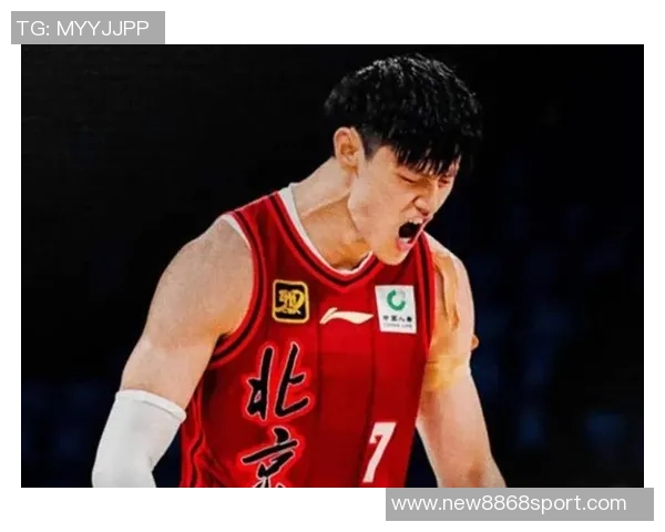 曾凡博突破遭遇压力险些失误及时回传队友化解危机